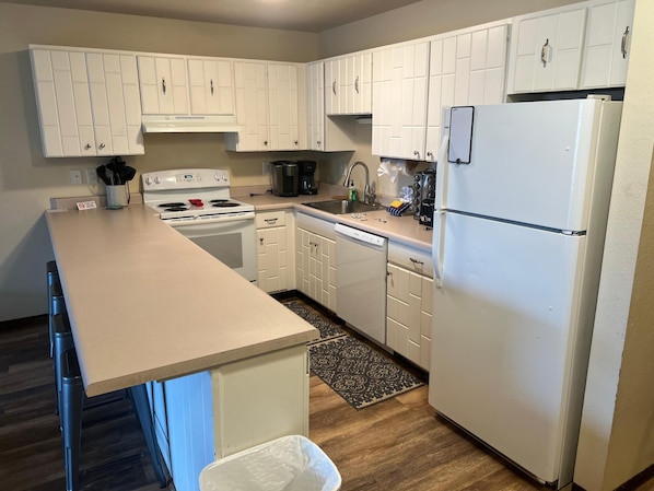 Condo, Multiple Beds (Dillon Valley East 2 Bed 2 Bath DVJT) | Private kitchen