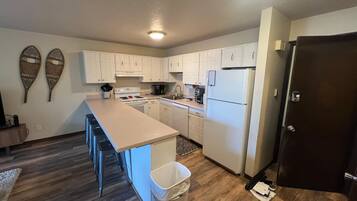 Condo, Multiple Beds (Dillon Valley East 2 Bed 2 Bath DVJT) | Private kitchen