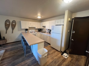 คอนโด, หลายเตียง (Dillon Valley East 2 Bed 2 Bath DVJT) | ครัวส่วนตัว
