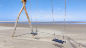 A beach with two wooden swings. - Stunning home in Kamperland with WiFi (Kamperland)