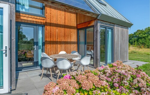 Stunning home in Kamperland with WiFi