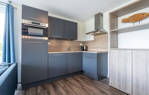 Fridge, dishwasher, coffee/tea maker