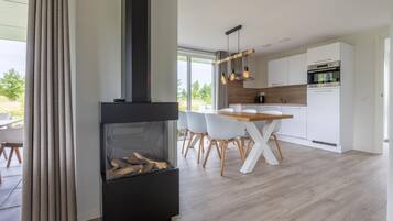 Geladeira, micro-ondas, cooktop, lava-louças