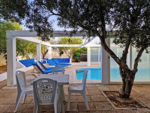 Peaceful villa with pool