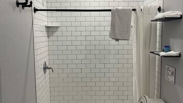 Ducha, toallas, jabón y papel higiénico