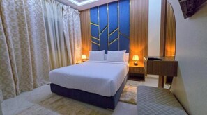 2 عدّة غرف نوم وخدمة الإنترنت وملاءات أسرّة