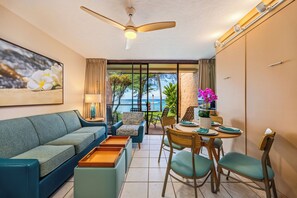 クラシック コンドミニアム 1 ベッドルーム ラナイ オーシャンビュー | リビング エリア | 36 インチの液晶テレビ (ケーブル放送視聴可)