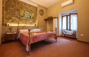 4 bedrooms, iron/ironing board, travel cot, free WiFi