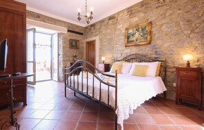 4 soverom, strykejern/-brett, reiseseng for barn og wi-fi (inkludert)