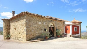 A stone building with a tiled roof, a small entrance, and potted plants. - Nice home in Laureana Cilento (Laureana Cilento)