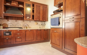 Fridge, stovetop, coffee/tea maker