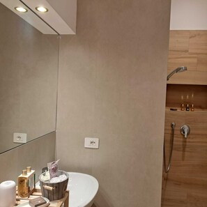 Séchoir à cheveux, bidet, serviettes fournies, savon