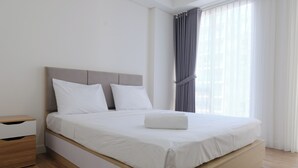 Ένα σύγχρονο υπνοδωμάτιο με ένα κρεβάτι, ξύλινα κομοδίνα και ένα παράθυρο με κουρτίνες.