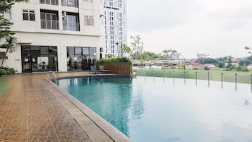 Una piscina al aire libre