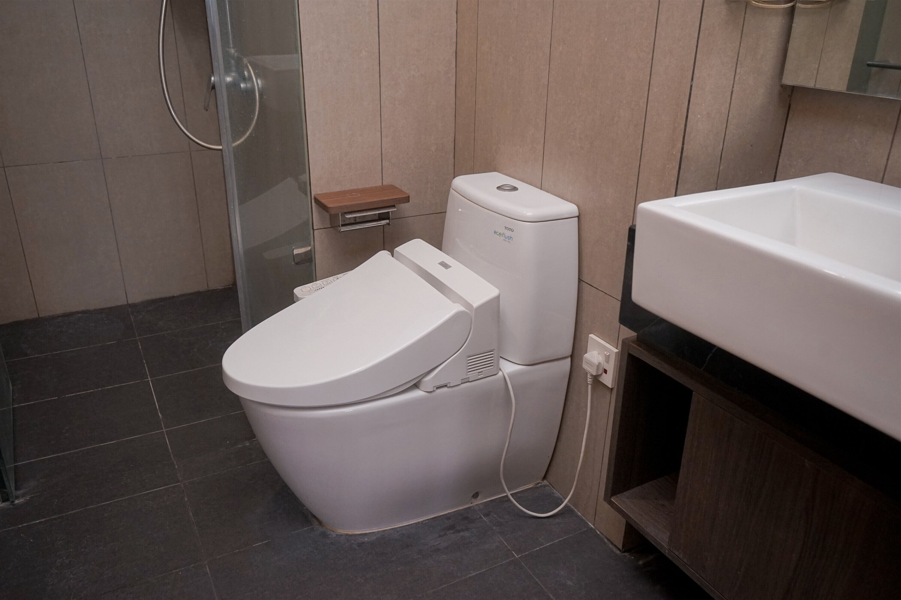 Ein modernes Badezimmer mit Toilette, Bidet und einer großen Badewanne.