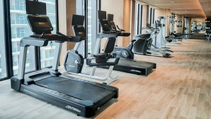 Una palestra con tapis roulant, ellittiche e macchinari per pesi.