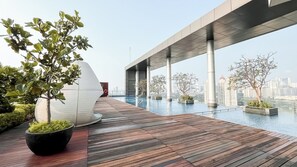 Una piscina al aire libre