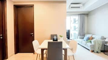 Standard-Apartment | Essbereich im Zimmer