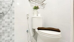 Standard Apartment | Bathroom - White Toned Style 2Br Tokyo Riverside Pik 2 Apartment (Teluknaga)
