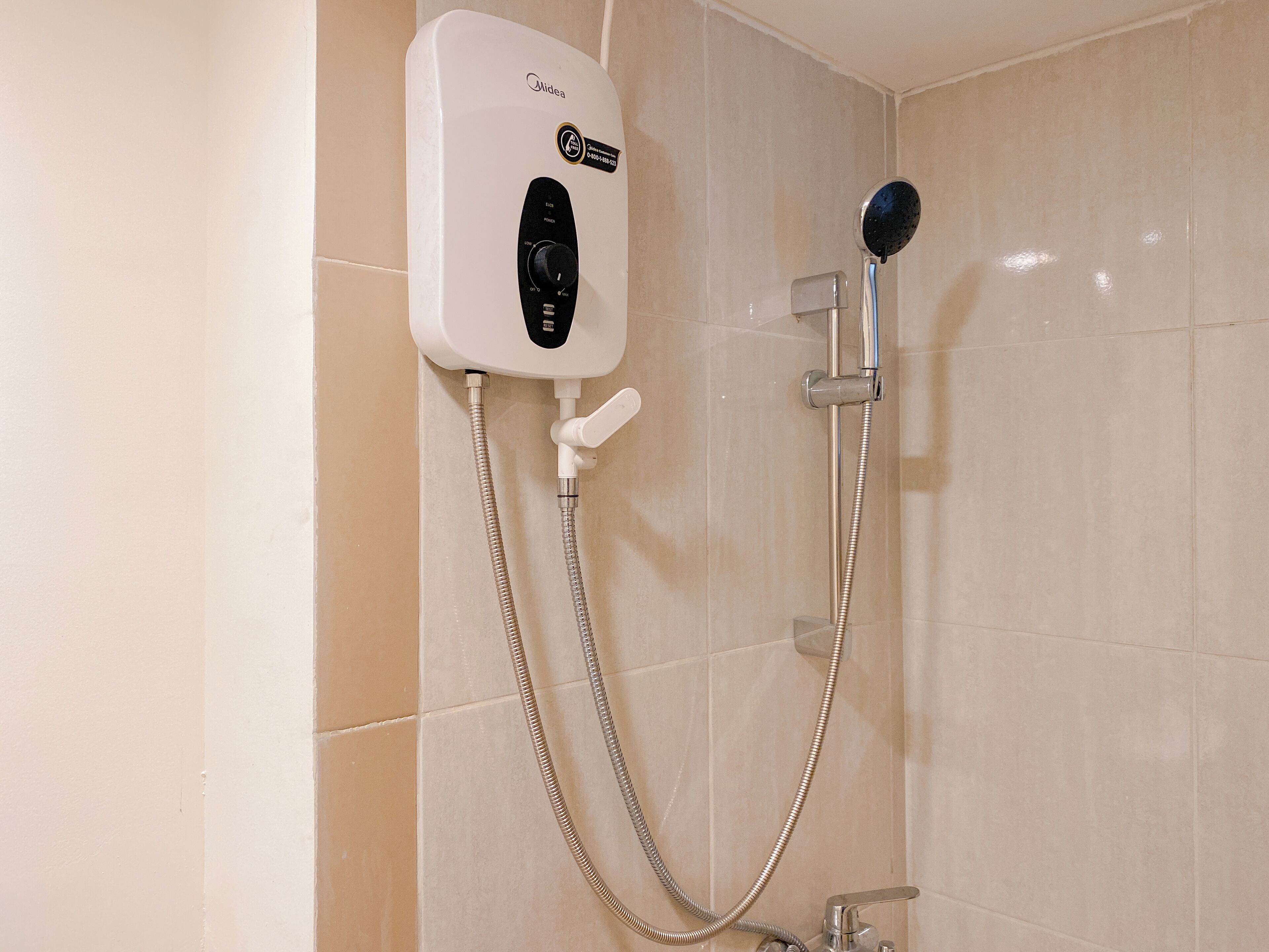 Un ensemble de douche mural comprenant un panneau de commande et une douchette à main.