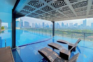 Outdoor pool - Modern Furnished 2Br At Samara Suites Apartment (Jakarta)