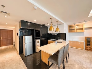 Standard-Apartment | Essbereich im Zimmer