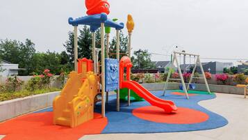 Área de juegos infantiles al aire libre