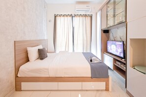 Room - Modern Earth Tone Minimalist Studio At Sky House Bsd Apartment (Pagedangan)