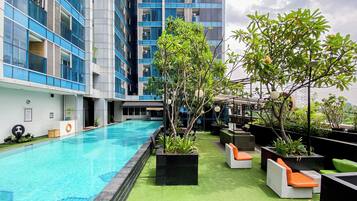 Una piscina al aire libre