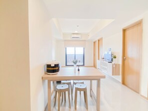 Standard-Apartment | Essbereich im Zimmer