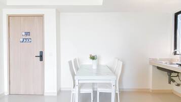 Standard Apartment | In-room dining