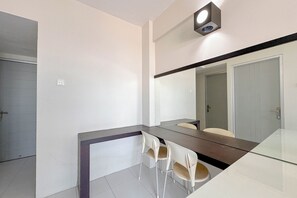 Standard-Apartment | Essbereich im Zimmer