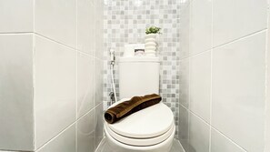 Bathroom - Basic Studio Room Apartment Tokyo Riverside Pik 2 (Teluknaga)