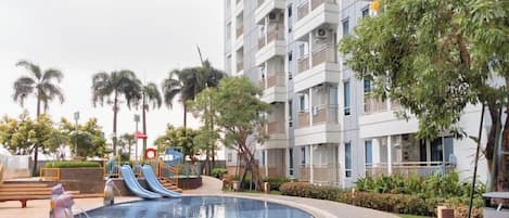 Una piscina al aire libre