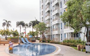 Outdoor pool - Purple Touch Studio At Orchard Supermall Mansion Apartment (Surabaya)