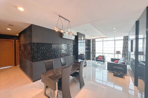 Standard-Apartment | Essbereich im Zimmer