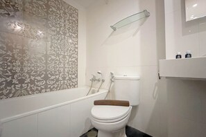 Standard Apartment | Bathroom - Spacious And Comfortable Living 3Br Apartment At Aryaduta Residence (Surabaya)