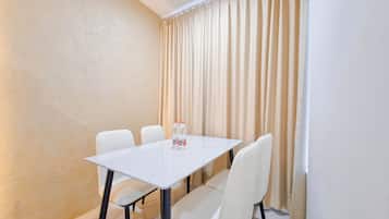 Standard Apartment | In-room dining