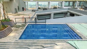 Una piscina sul tetto con scale che conducono a un livello inferiore.