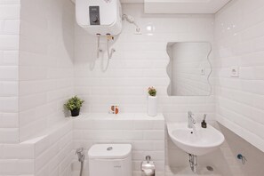 Standard Apartment | Bathroom