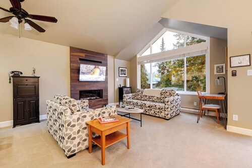 Top-Rated 2BR Mountain View Suite — Modern, Quiet Escape Near Nature & City
