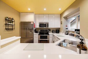 Private kitchen - Top-Rated 2BR Mountain View Suite — Modern, Quiet Escape Near Nature & City (North Vancouver)