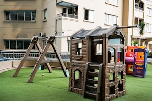 Lasten leikkialue ulkona