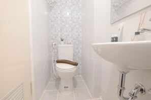 Standard Apartment | Bathroom