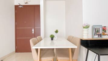 Standard-Apartment | Essbereich im Zimmer