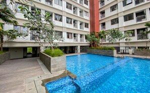Pool - Best Studio Apartment At Gateway Park Lrt City Jatibening (Bekasi)