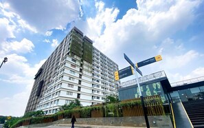 Exterior - Best Studio Apartment At Gateway Park Lrt City Jatibening (Bekasi)