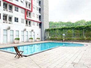 Una piscina al aire libre