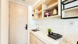 Private kitchen - Minimalist Studio At Tokyo Riverside Pik 2 Apartment (Teluknaga)