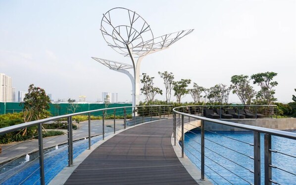 Una piscina al aire libre